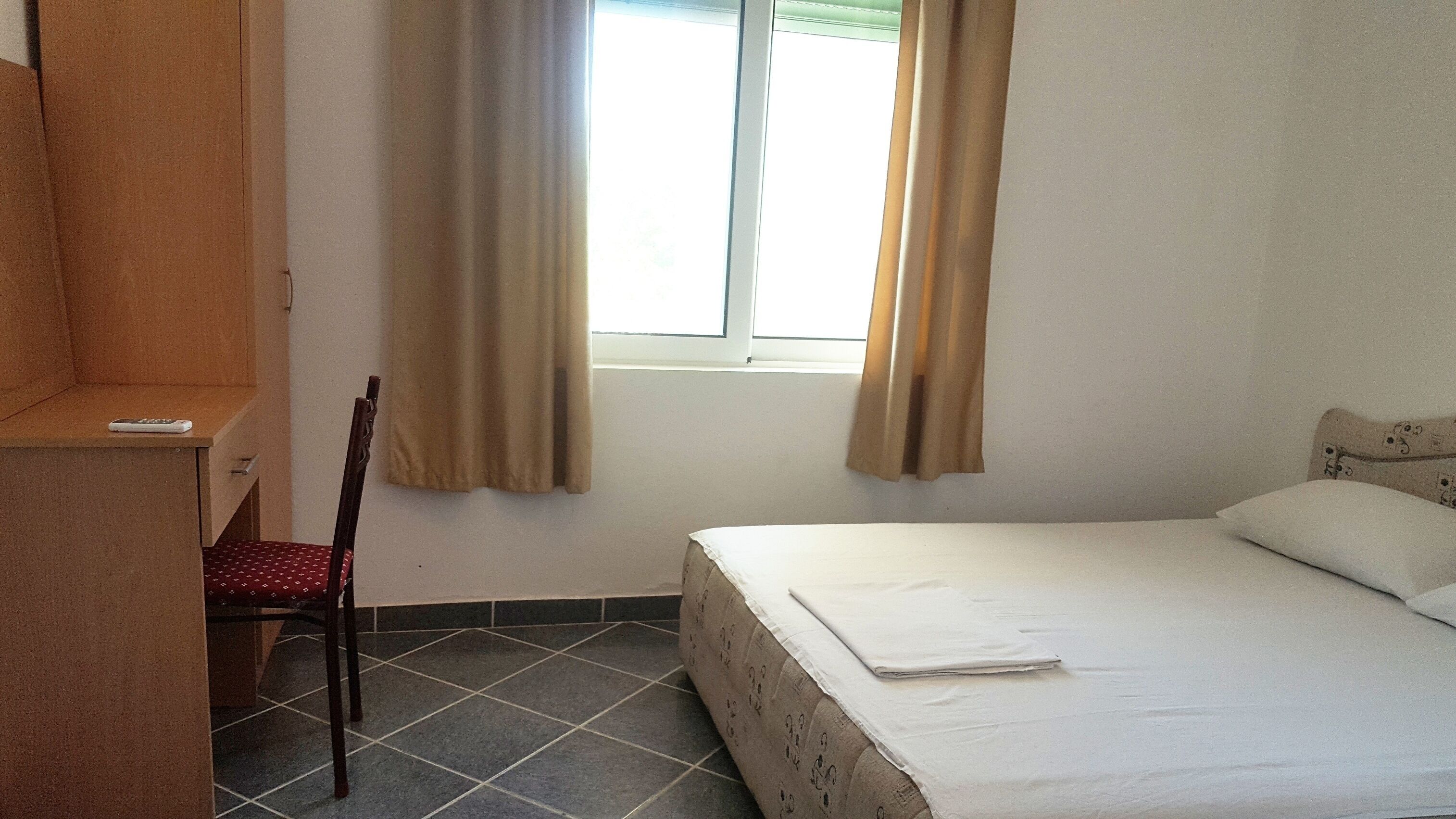 1 bedroom, desk, WiFi