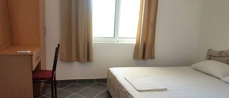 1 bedroom, desk, WiFi