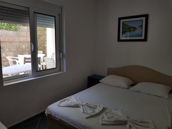 1 bedroom, desk, WiFi
