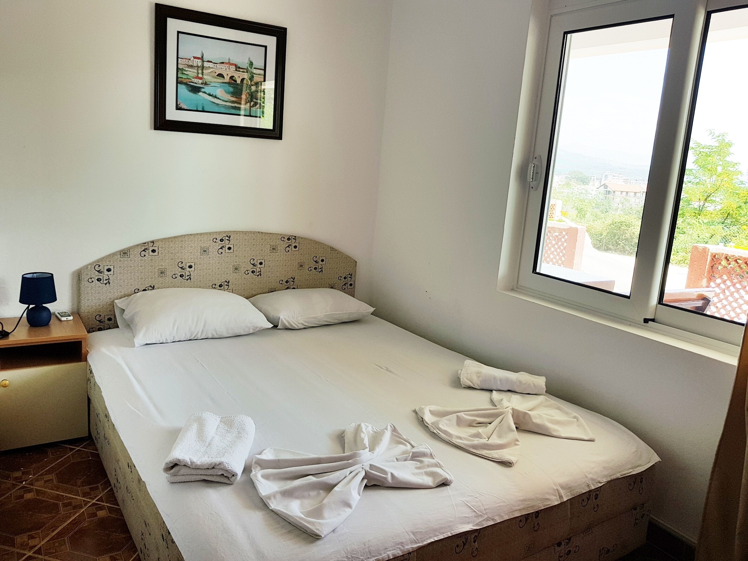 1 bedroom, desk, WiFi