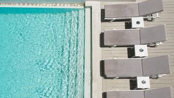 Sæsonbestemt udendørs pool, parasoller, liggestole