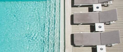 Außenpool (je nach Saison geöffnet), Sonnenschirme, Liegestühle