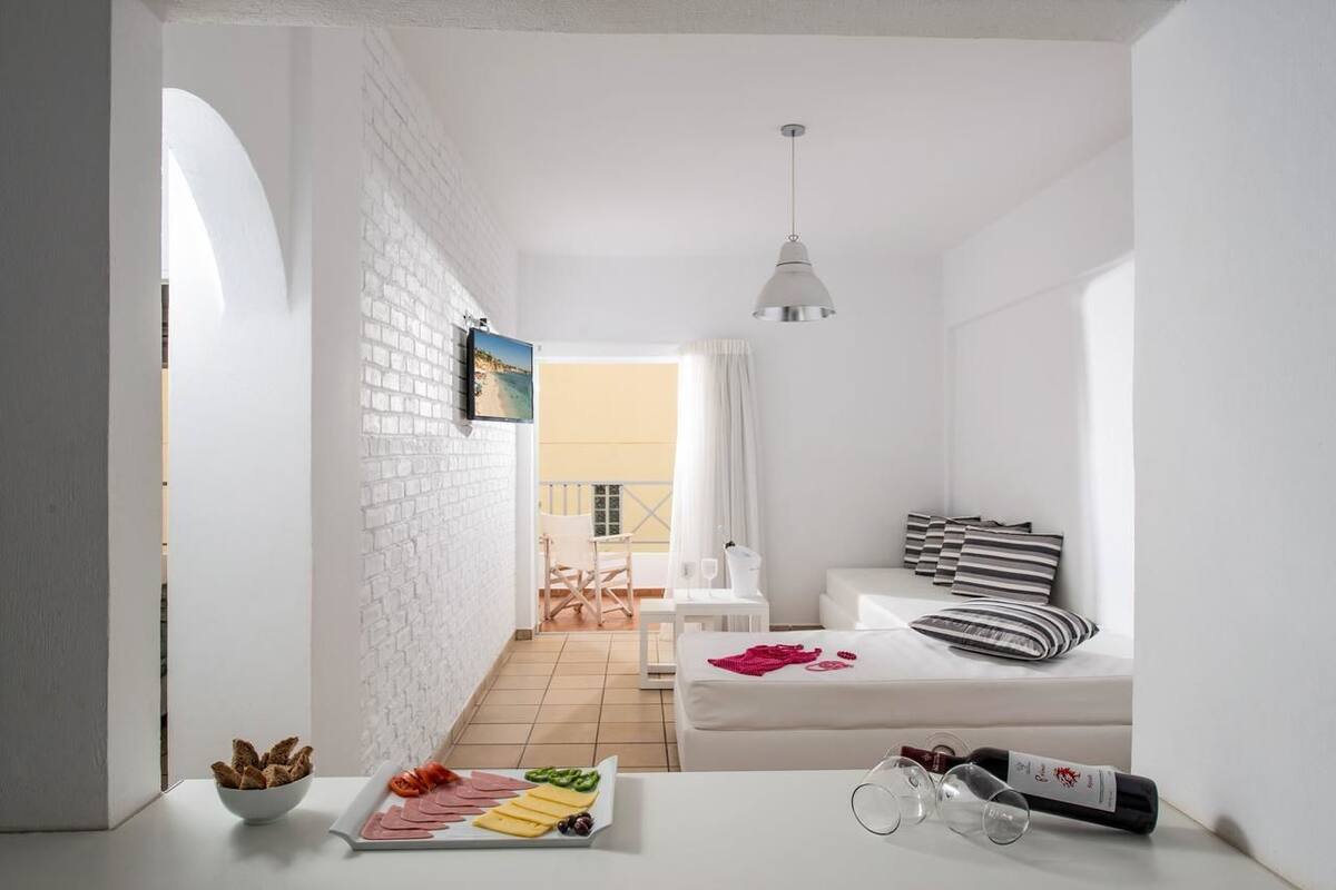 Appartement, 2 slaapkamers | Een kluis op de kamer, een bureau, geluiddichte muren