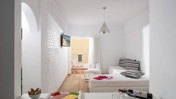 Lejlighed - 2 soveværelser | Pengeskab på værelset, skrivebord, lydisolering, strygejern/strygebræt