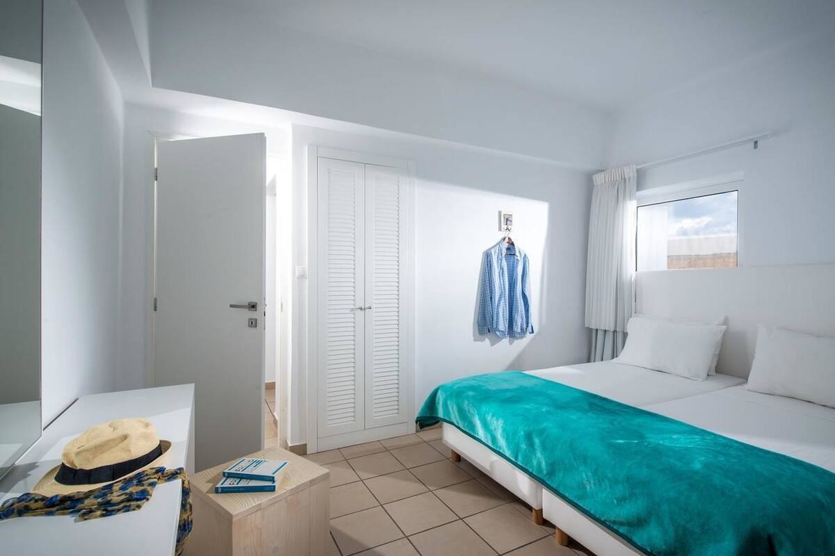 Een kluis op de kamer, een bureau, geluiddichte muren