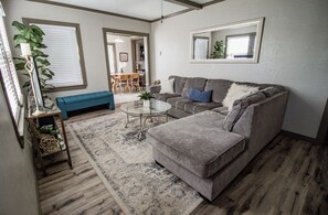 Téléviseur connecté, lecteur de DVD, table de ping-pong