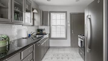 Lemari es, microwave, oven, dan kompor