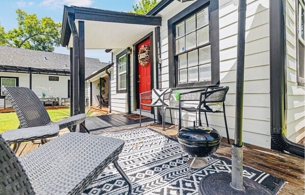 Terrace/patio - Cozy and stylish home 2 blocks from Texas A&M University (College Station)