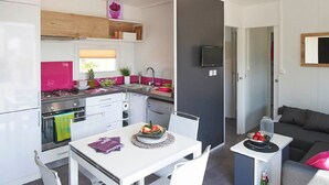 Design-Haus, Blick auf die Anlage | Essbereich im Zimmer