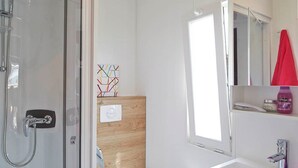 Design-Haus, Blick auf die Anlage | Badezimmer