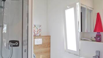 Design House, Resort View | Bathroom | Shower, free toiletries, hair dryer, towels