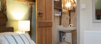 Vacker by reträtt med utsikt över kyrkan, en speciell plats att varva ner och koppla av.