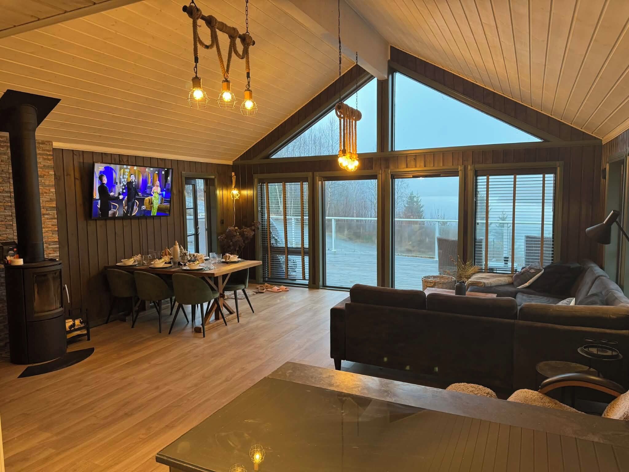 Een smart-tv, een open haard en een tafeltennistafel