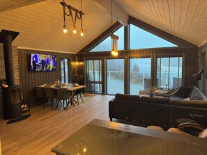 Smart-TV, Kamin, Tischtennisplatte