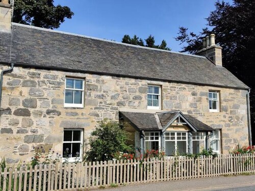 Maison en pierre traditionnelle restaurée avec amour dans le parc national des Cairngorms.
