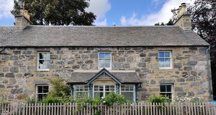 Rathmhor - lovingly restored traditional stone house in Cairngorms National Park
