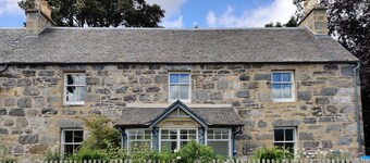Rathmhor - lovingly restored traditional stone house in Cairngorms National Park