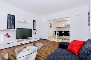 Télévision à écran plat, lecteur de DVD, médiathèque