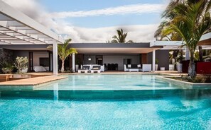 حمّام سباحة خارجي