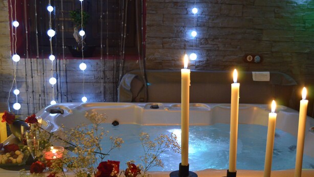A hot tub with candles and flowers. - La Casa del Canónigo - Adults Only (Huete)
