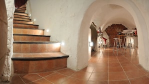A staircase leading to a room with a tiled floor and white walls. - La Casa del Canónigo - Adults Only (Huete)