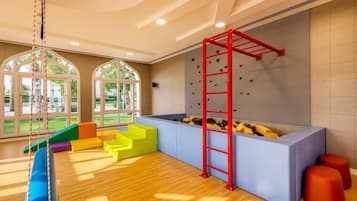 Zona de juegos infantil cubierta