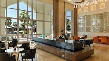 Petit déjeuner et déjeuner servis sur place, restauration en plein air