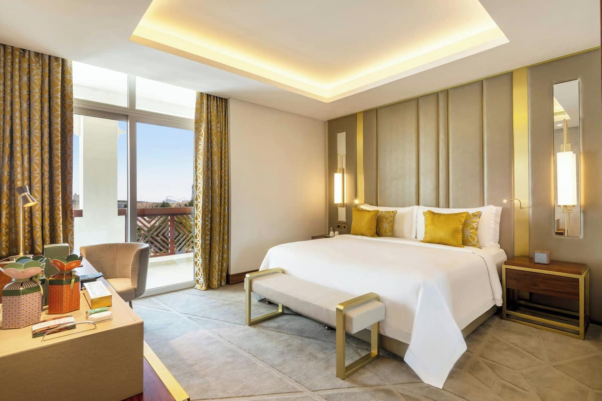 Suíte luxo, 1 quarto, sacada | Camas com colchões pillow-top, frigobar, cofres nos quartos