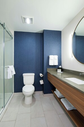 Regendusche, kostenlose Toilettenartikel, Haartrockner, Handtücher