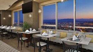 2 restaurants; breakfast, lunch, and dinner served - Four Points by Sheraton Setif (Setif)