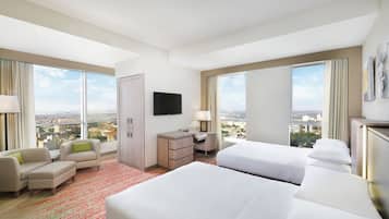 1 habitación, edredón, caja de seguridad en la habitación y escritorio