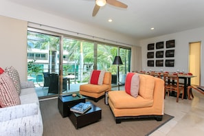 Flat-screen TV, video game console, DVD player - Penthouse via 38 Laguna by Stella Rentals (Playa del Carmen)