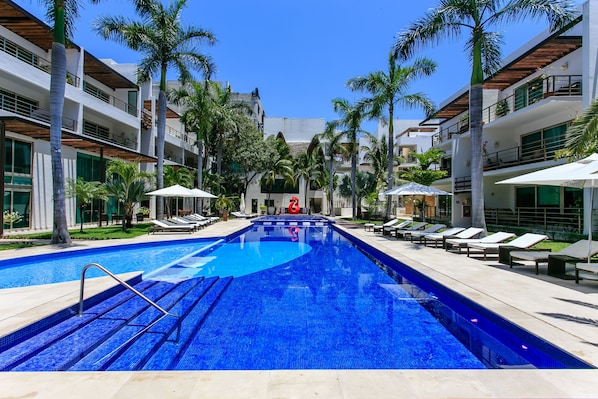 Outdoor pool, pool umbrellas, pool loungers - Penthouse via 38 Laguna by Stella Rentals (Playa del Carmen)
