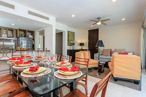 In-room dining - Penthouse via 38 Laguna by Stella Rentals (Playa del Carmen)