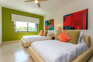 Luxury-Penthouse, Terrasse, Poolblick | 3 Schlafzimmer, Zimmersafe, individuell dekoriert, kostenloses WLAN