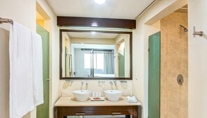 Apartamento luxo, cozinha, vista para a piscina | Banheiro | Chuveiro, produtos de toalete grátis, secador de cabelo 
