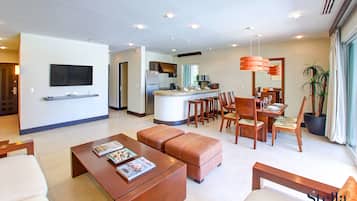 Appartement Deluxe, cuisine, vue piscine | Coin séjour