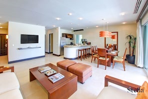 Deluxe-Apartment, Küche, Poolblick | Wohnbereich | 42-Zoll-Smart-TV mit Kabelempfang, Fernseher