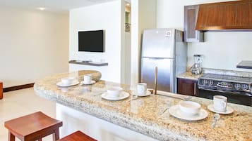 Appartement Deluxe, cuisine, vue piscine | Cuisine privée