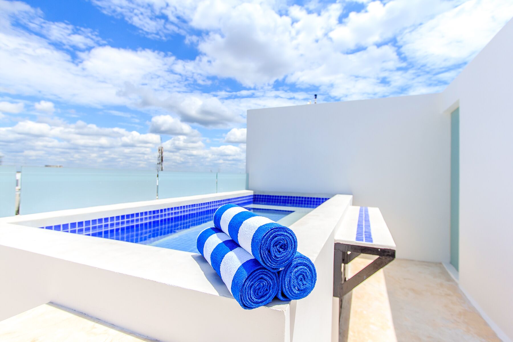 Piscine extérieure, parasols de plage, chaises longues