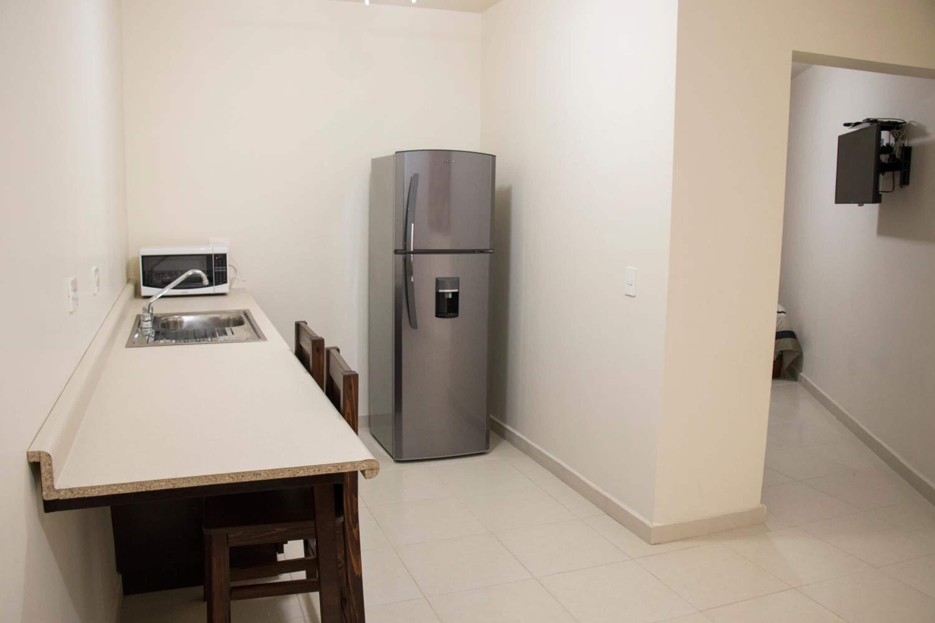 Refrigerador, microondas y utensilios de cocina 