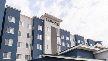 Un edificio de hotel de varios pisos con un diseño moderno, que presenta un letrero destacado de 'Residence Inn'.