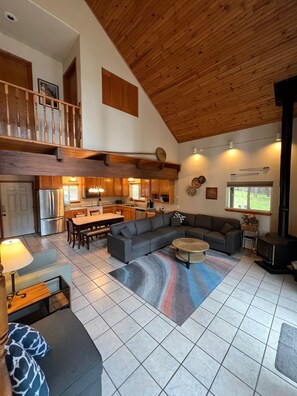 Smart-tv, een open haard, een dvd-speler en tafelvoetbal