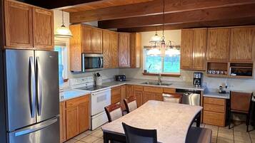 Coffee/tea maker, fridge, microwave, oven