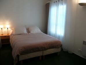 2 bedrooms, iron/ironing board, free WiFi