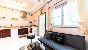 Una televisión, un reproductor de DVD, libros, un reproductor estéreo