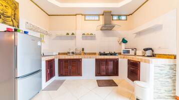 Frigorífico, microondas, placa de cocina y hervidor eléctrico