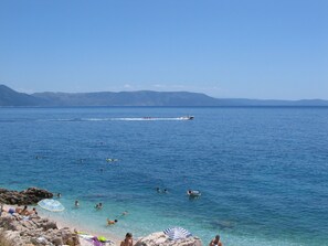 Sur la plage, chaise longue