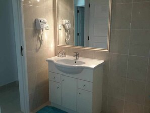 Shower, hair dryer, towels, shampoo - 2 Bedroom Apartment with Swimming Pool at São Rafael Beach - Albufeira (Albufeira)