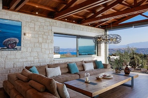 Smart TV, fireplace, video games, DVD player - Villa Elements: A Sea View Living Estate by etouri (Chania)